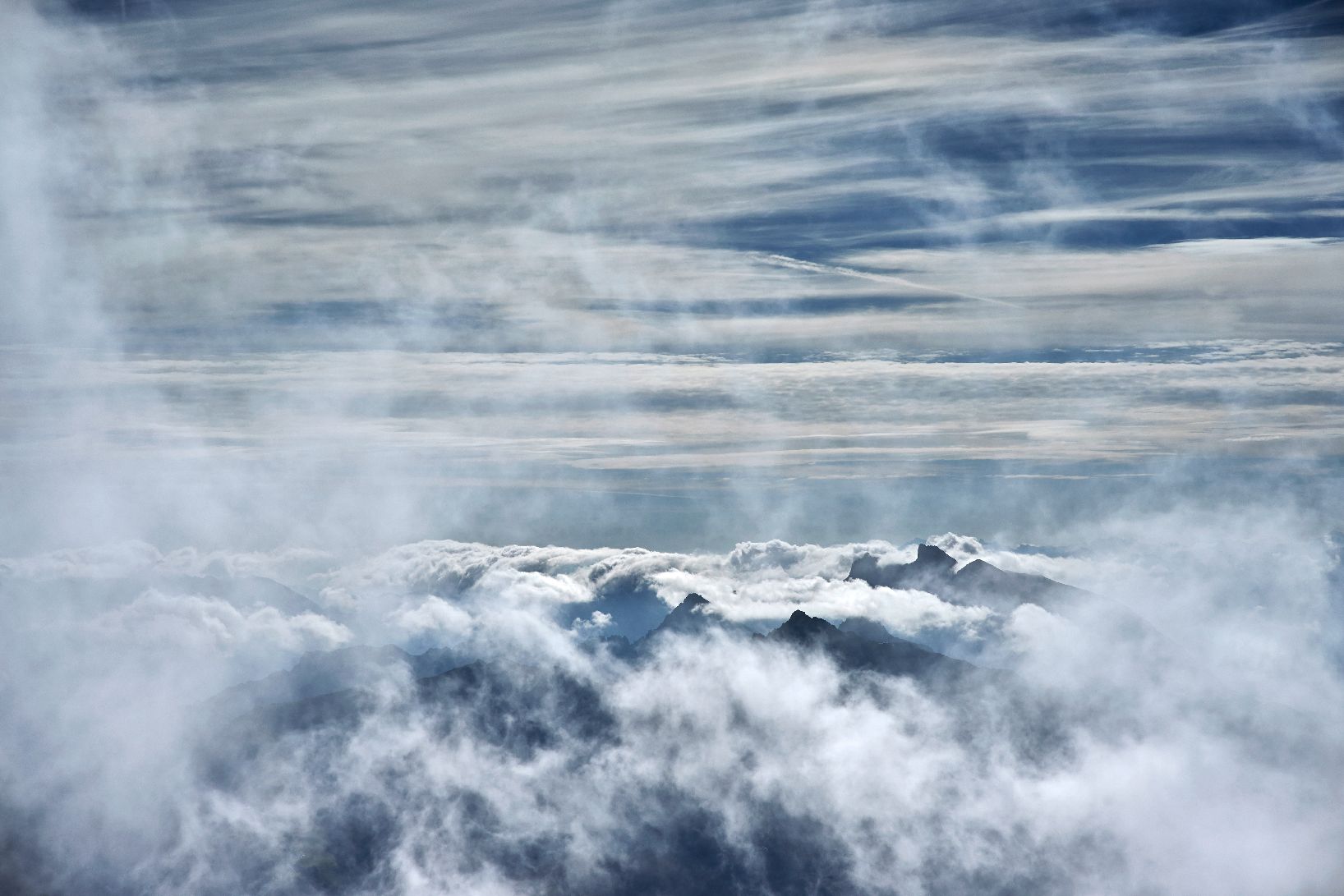 Wolken über Bergspitzen