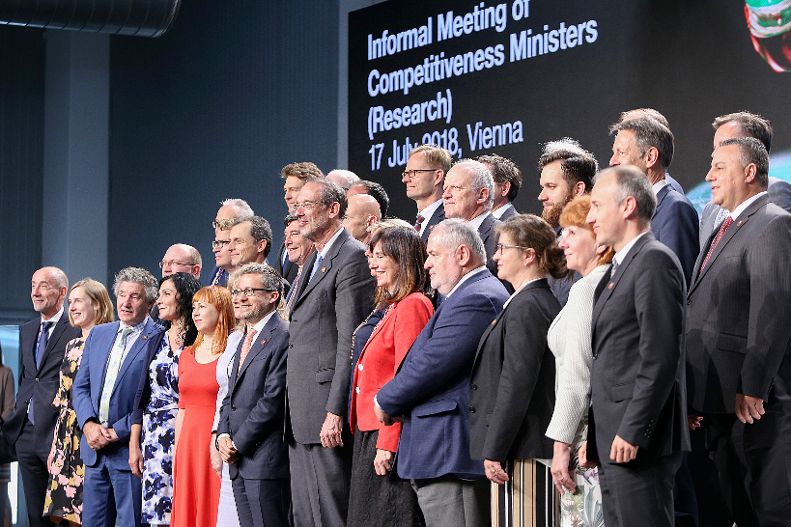 Meeting of competitiveness ministers (research) - Group photo