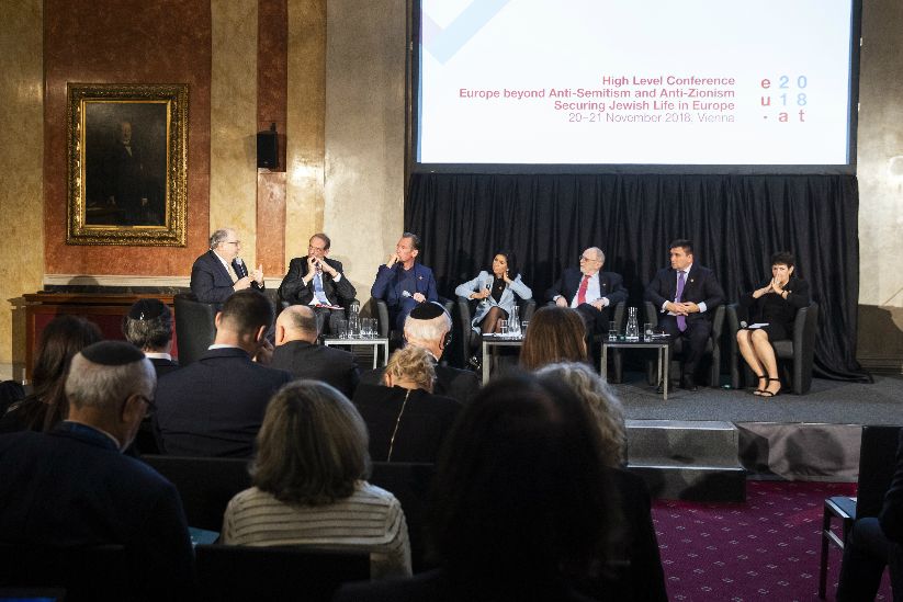 Conférence de haut niveau «L’Europe au-delà de l’antisémitisme et de l’antisionisme: sécuriser la vie juive en Europe» le 21 novembre 2018. Sur la photo, de gauche à droite: le vice-président Ariel Muzicant, le ministre fédéral Heinz Faßmann, le PDG Mathias Döpfner, la directrice Danielle Spera, le directeur adjoint national Kenneth Jacobson, le ministre Pavlo Klimkin et la directrice Dina Porat