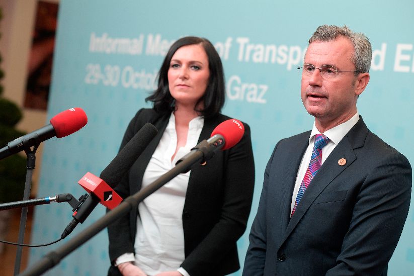 La ministre fédérale Elisabeth Köstinger (à gauche) et le ministre fédéral Norbert Hofer (à droite)