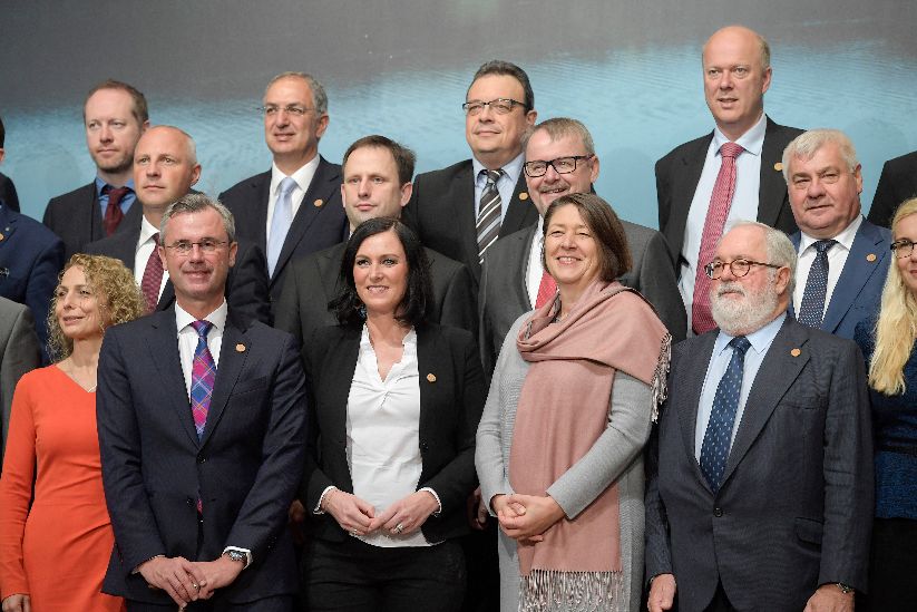 Joint group photo of the transport and environment ministers