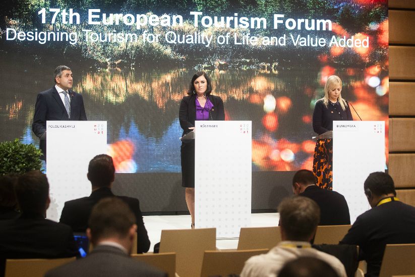 17e Forum européen du tourisme le 1er octobre 2018. Sur la photo: la ministre fédérale Elisabeth Köstinger (au centre), le secrétaire général Zurab Pololikashvili (à gauche) et la commissaire européenne Elżbieta Bieńkowska (à droite).