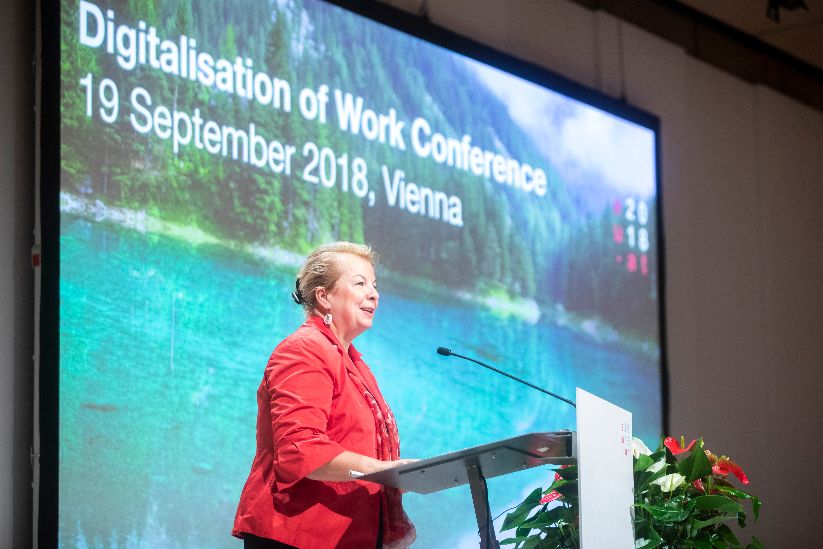 La ministre fédérale Beate Hartinger-Klein ouvre la conférence sur la numérisation du travail
